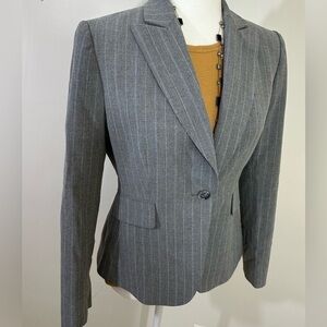 Tahari by Arthur Levine sz 4 p.  Blazer light gray with a pinstripe